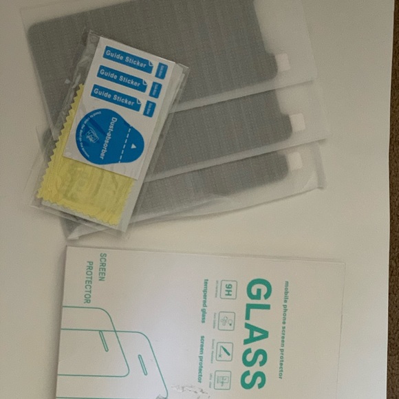 iPhone XR silicone case and 3 privacy screen protectors - Picture 3 of 5